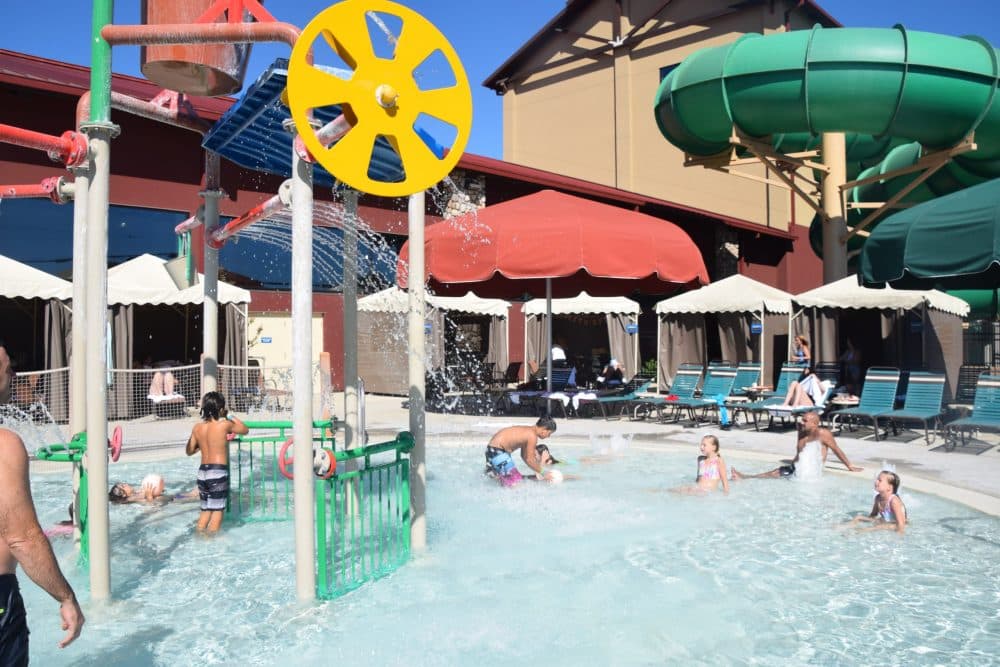 Outdoor pools - Great Wolf Lodge Spooktacular