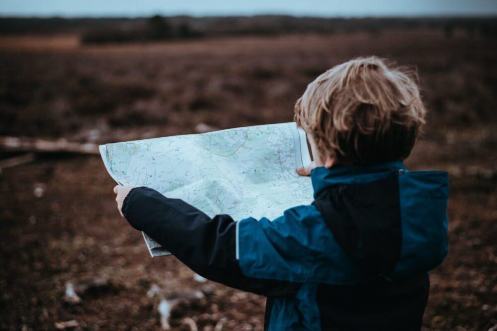annie-spratt-kZO9xqmO_TA-unsplash little boy looking at road map