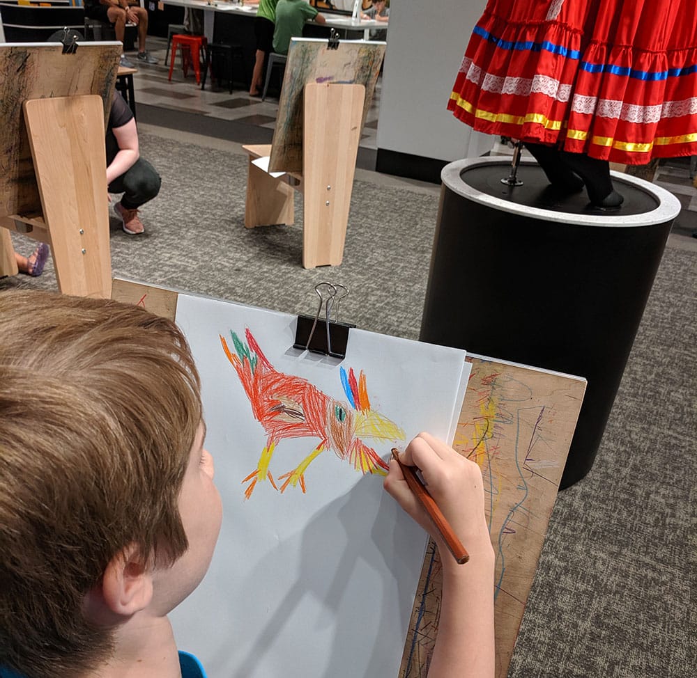 kid drawing picture - things to do in Nashville with kids