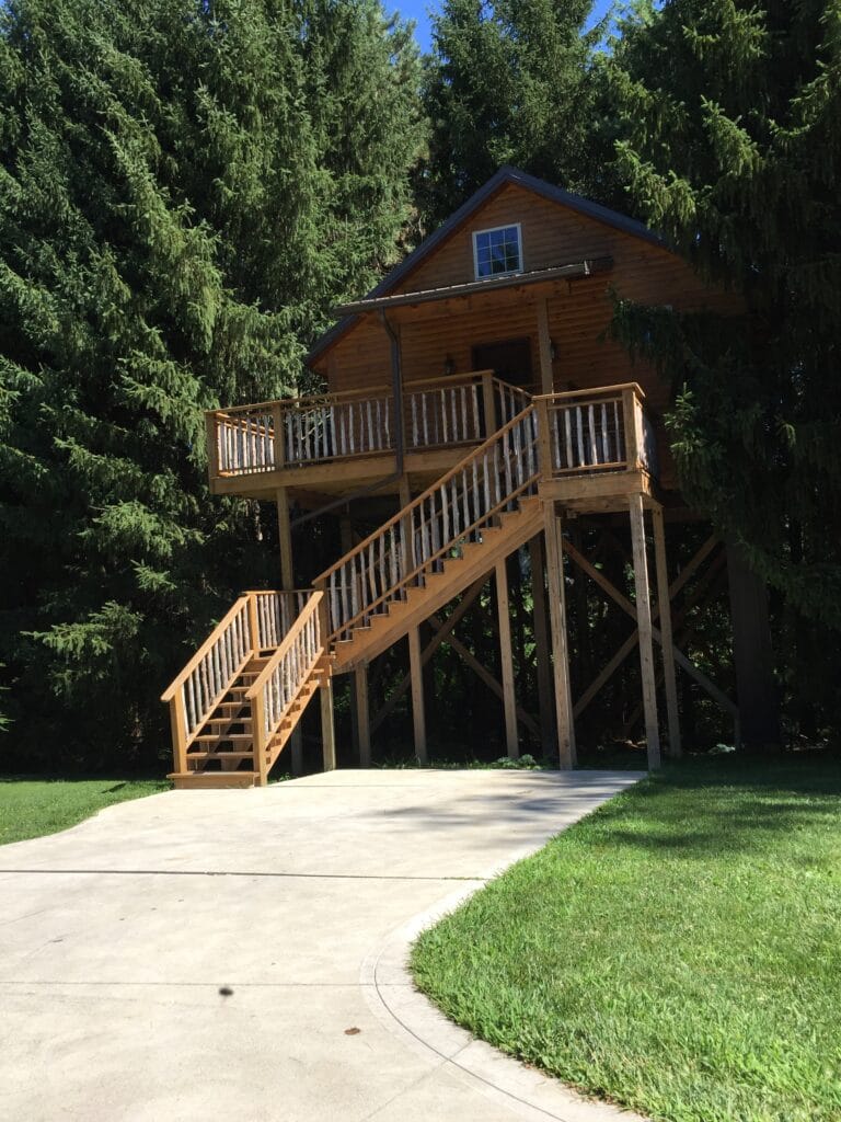 Treehouse lodge - The Best Romantic Staycation Ideas