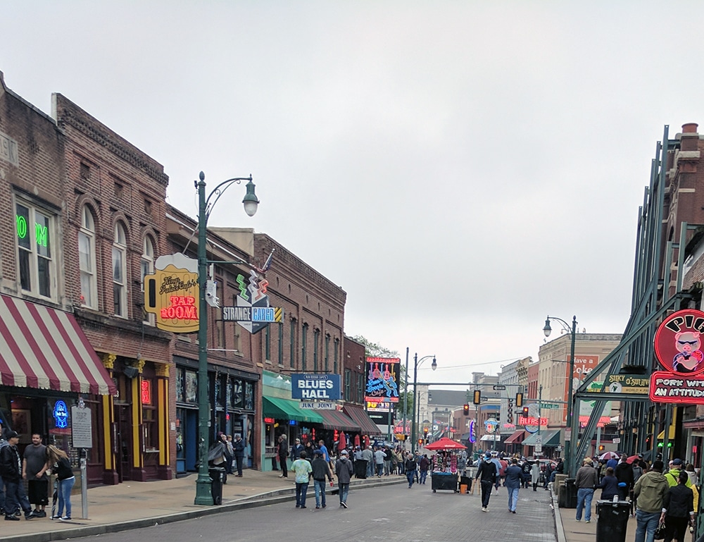 Beale Street, crowded with blues clubs, restaurants, and tourists, is near downtown Memphis and is one of the best ttings to do in Memphis.