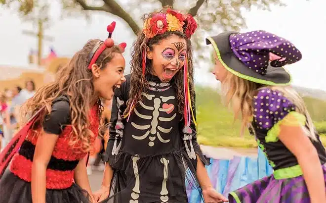 girls in costume - halloween in la