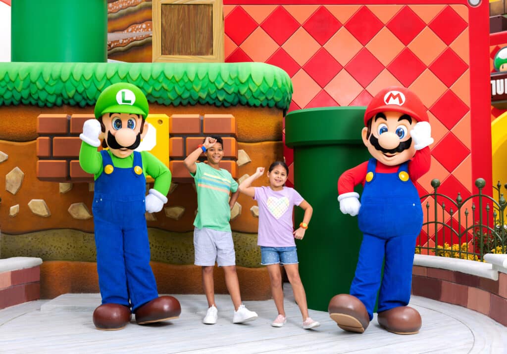 mario and luigi with two players - super nintendo world hollywood