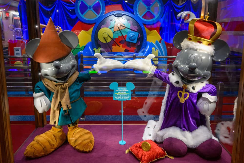 Mickey's outfits - Disneyland Toontown