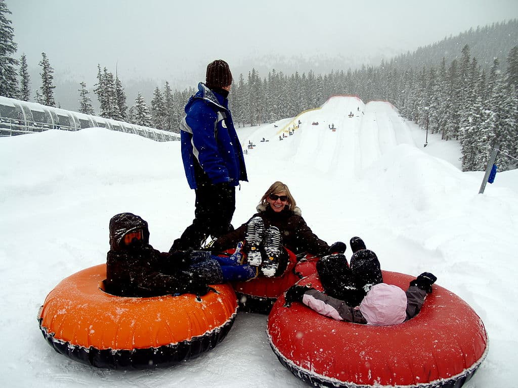 kids snowtubing - new england family trips