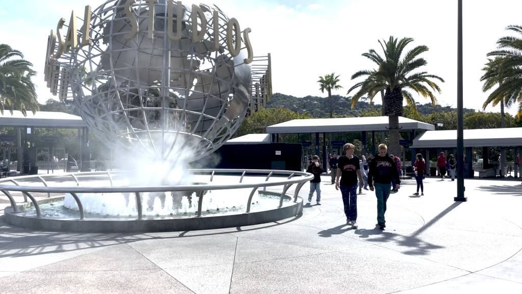 walking around universal sign - Tiqets