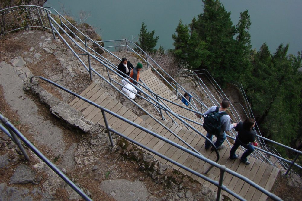 Families scaling the side of Beacon Rock in the eponymous state park of Skamania, Washington. 10 Family Travel Blogs You Must Read Now