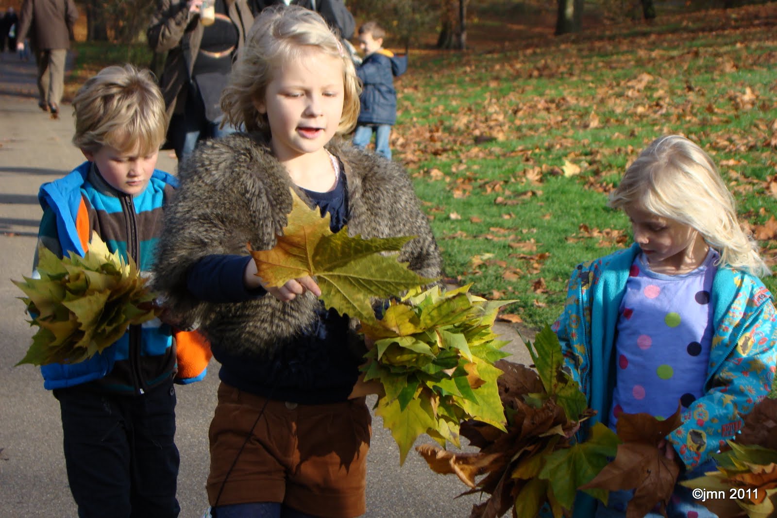 Children gathering amazingly large leaves from the gum trees in Green Park of London. 10 Family Travel Blogs You Must Read
