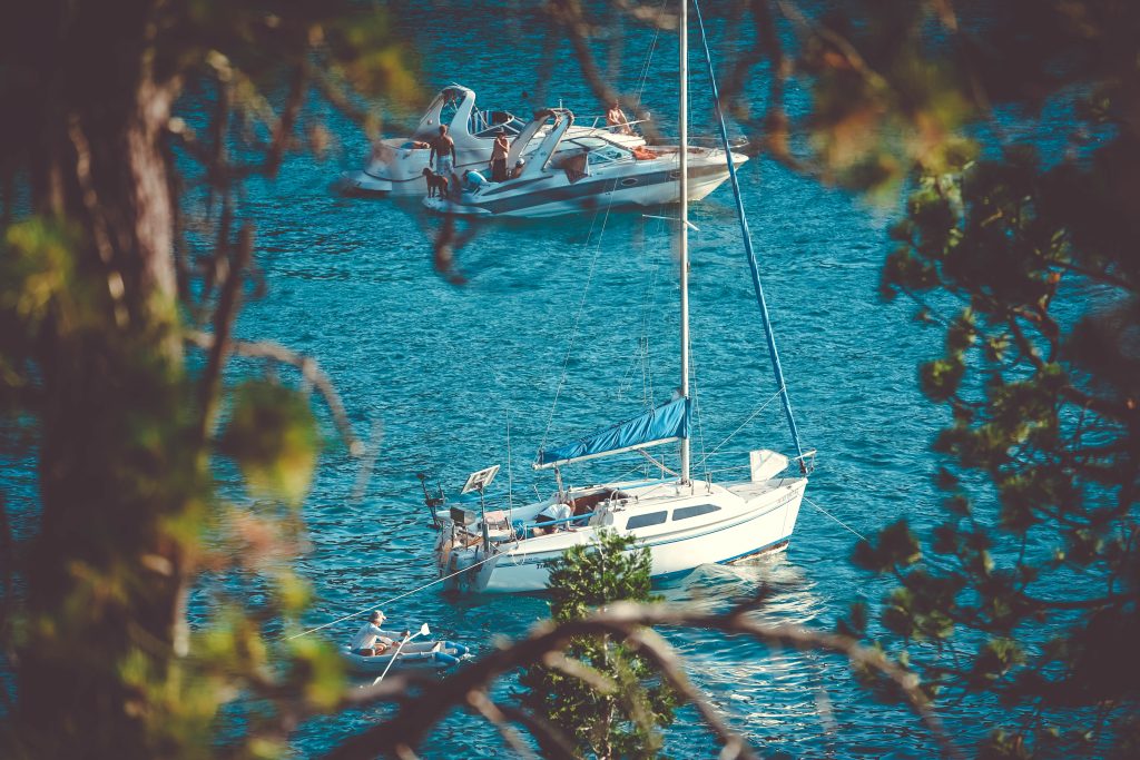 boats on the lake framed by trees - family lake resorts
