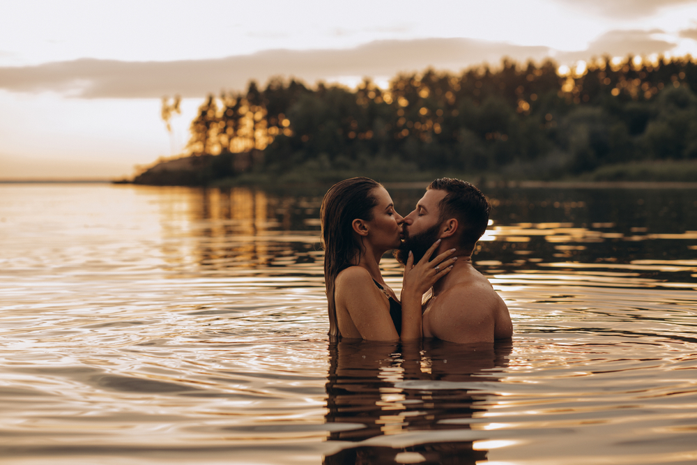 couple kissing in lake -michigan hot tub hotels