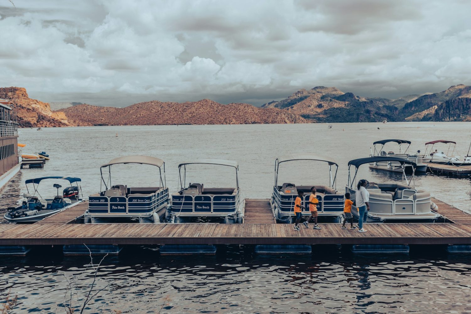 Boating on Saguaro Lake. Scottsdale resorts for families.