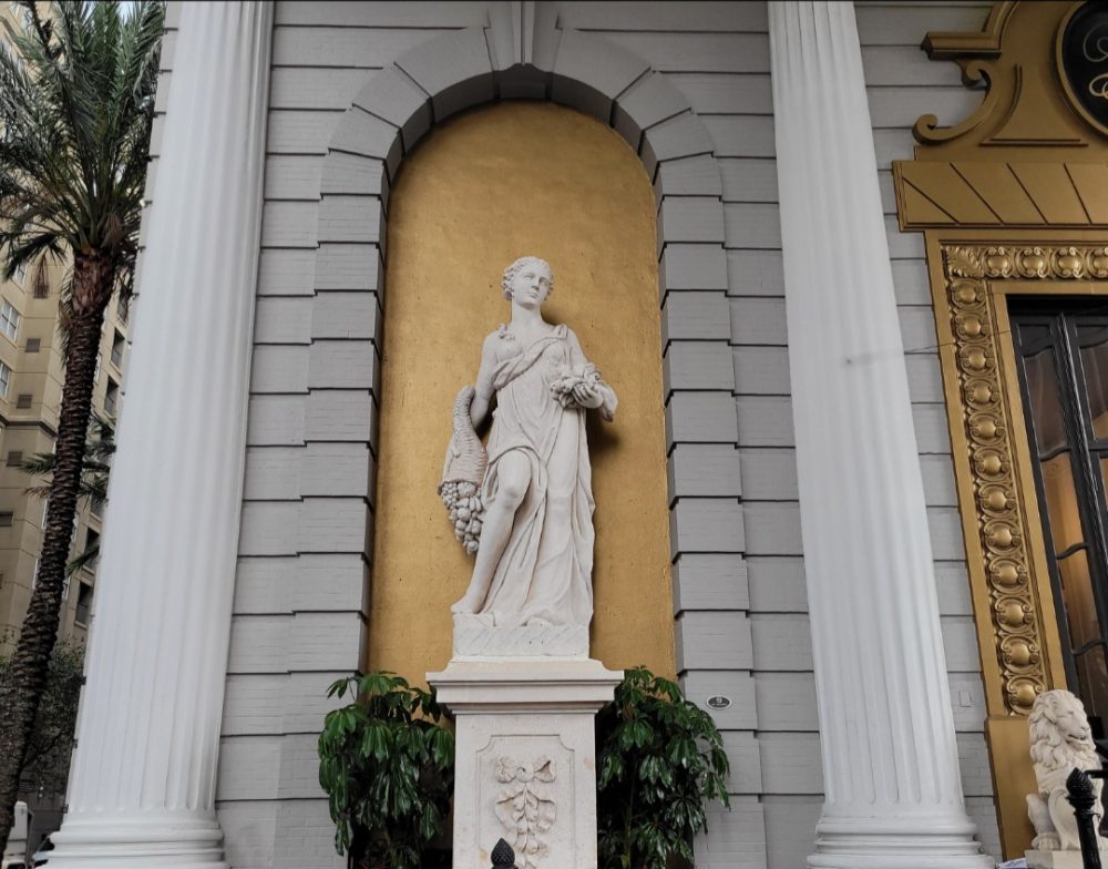 A statue outside of the NOLA Museum of Art. Things to do in New Orleans. 