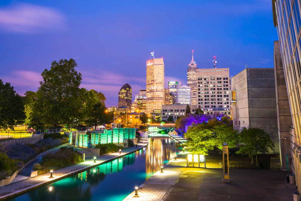 The canal runs that runs through Indianapolis's cultural center.