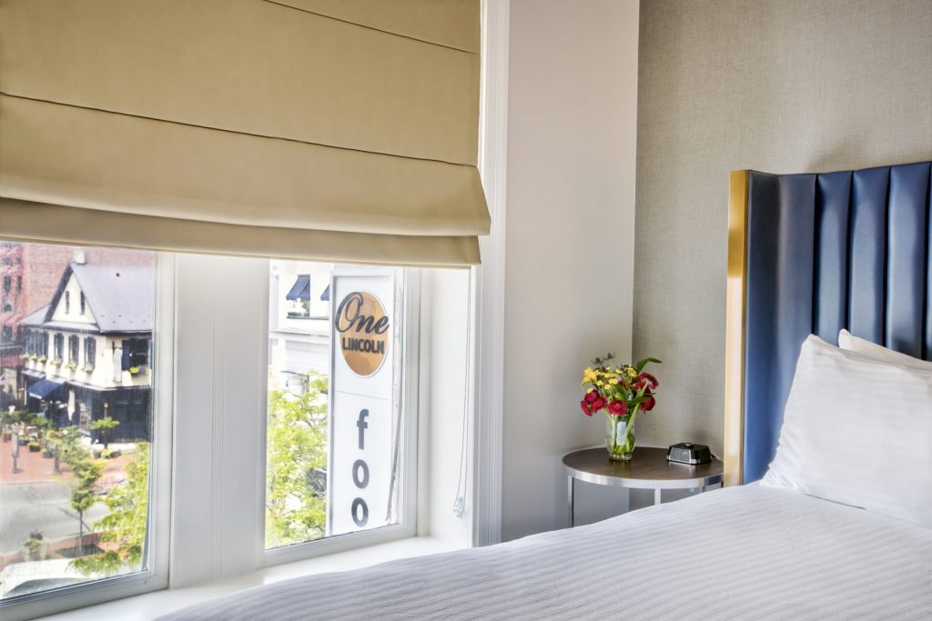 Hotel Gettysburg room with a street view