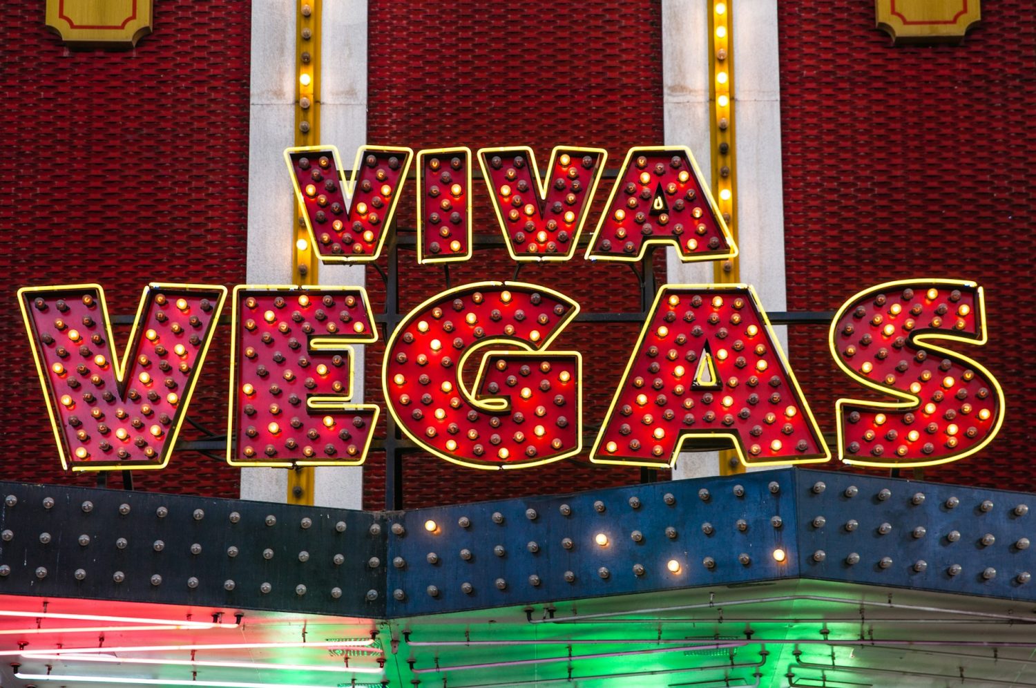 Viva Las Vegas sign. Things to do in Vegas with teens.