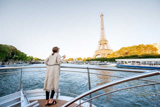 holiday rive cruise in paris with the eiffel tower