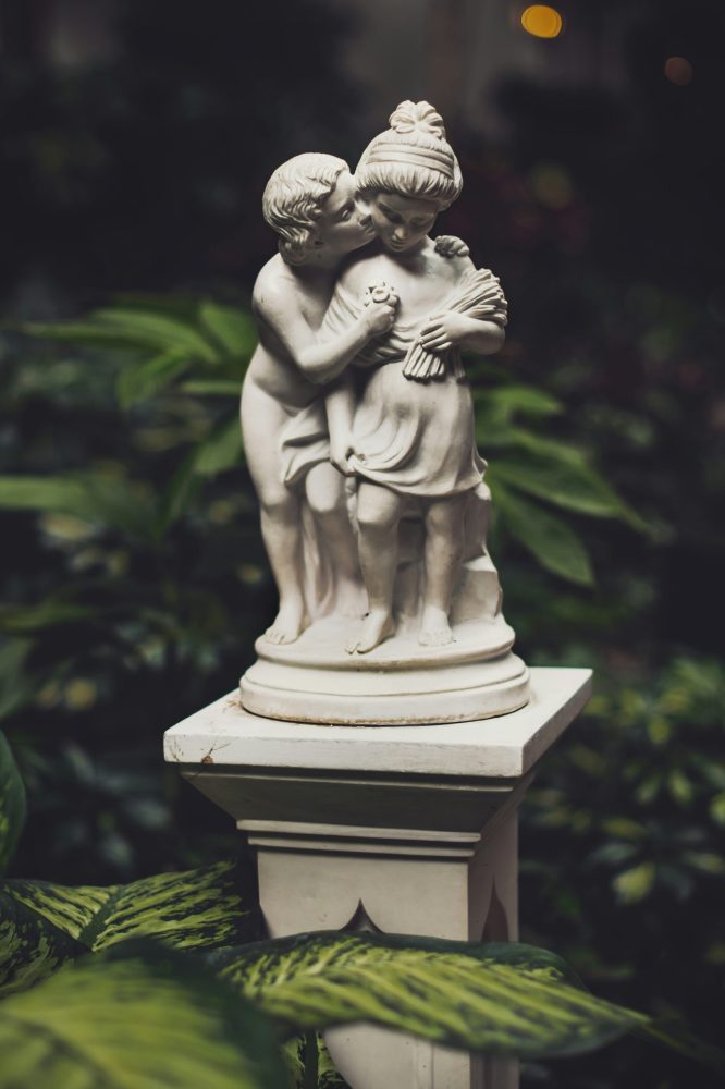 Statue of a couple in Opryland