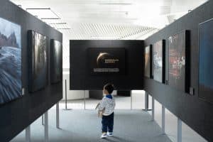 Kid marveling at museum exhibit. Best kid's museums in Sacramento.