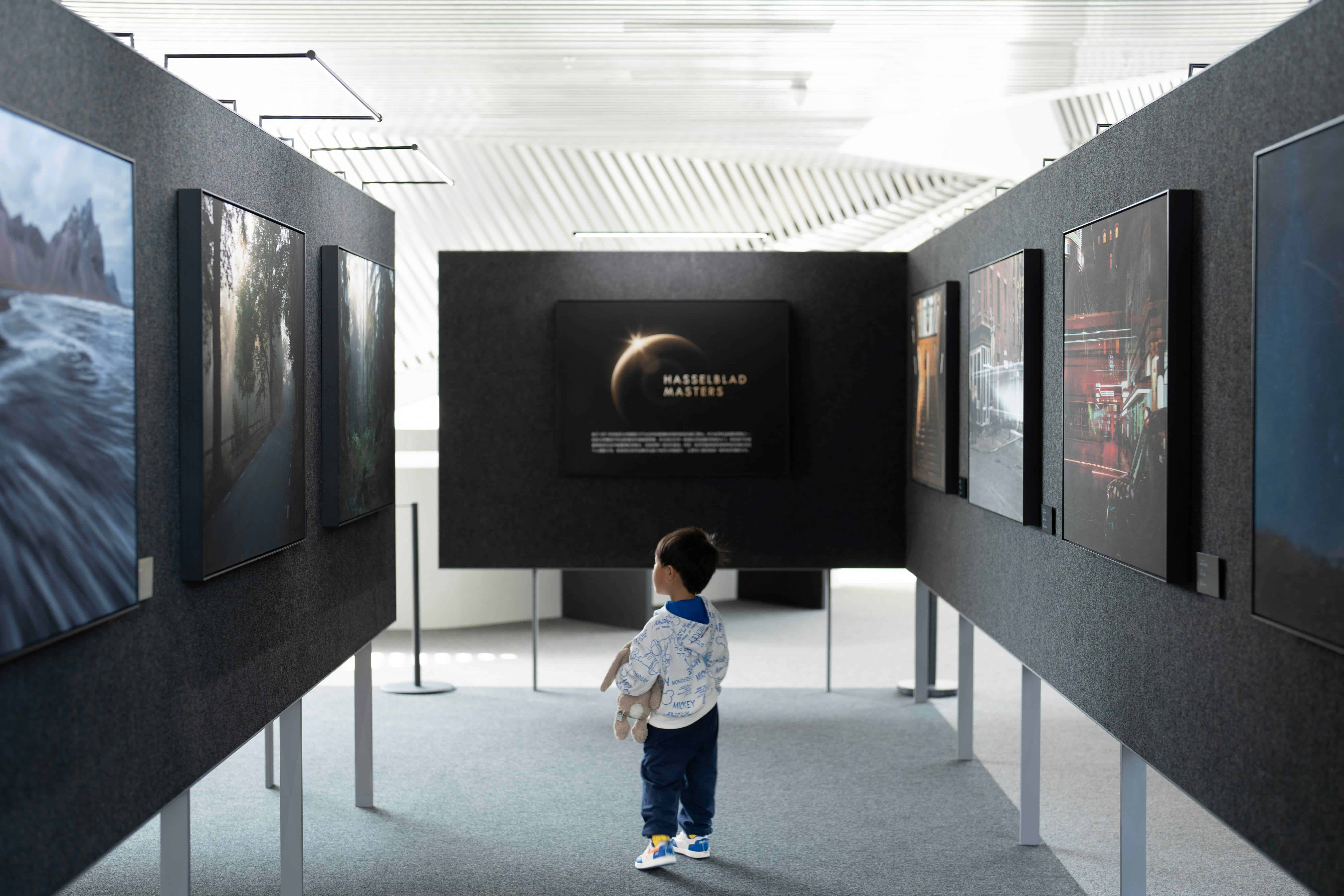 donald-wu-fWQQW0v_wwc-unsplash Kid marveling at museum exhibit. Best kid's museums in Sacramento.