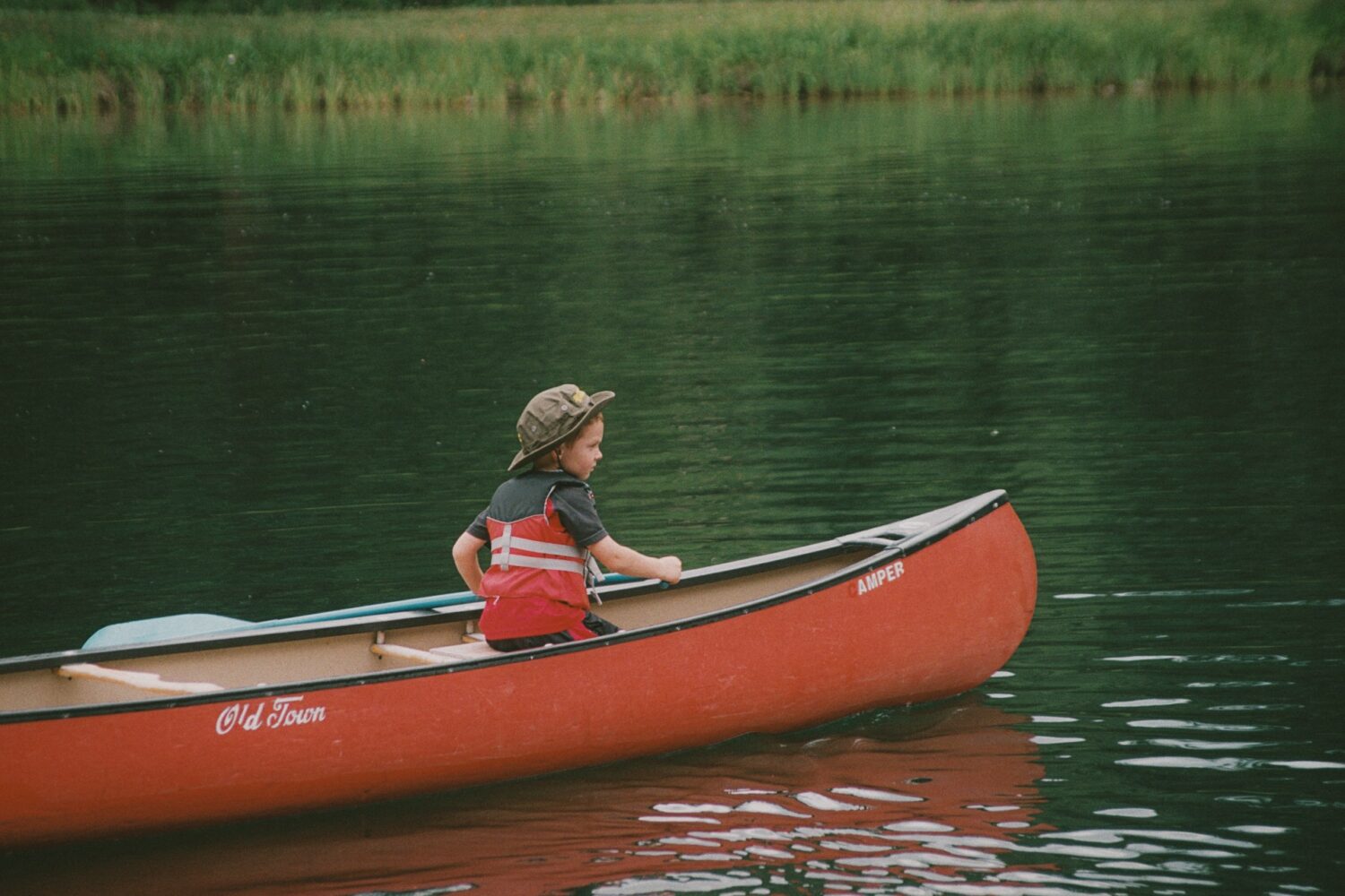 Child on canoe in the water. Things to do in Columbus, Ohio with kids.