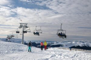 Kid's learning to ski arranded in a line.