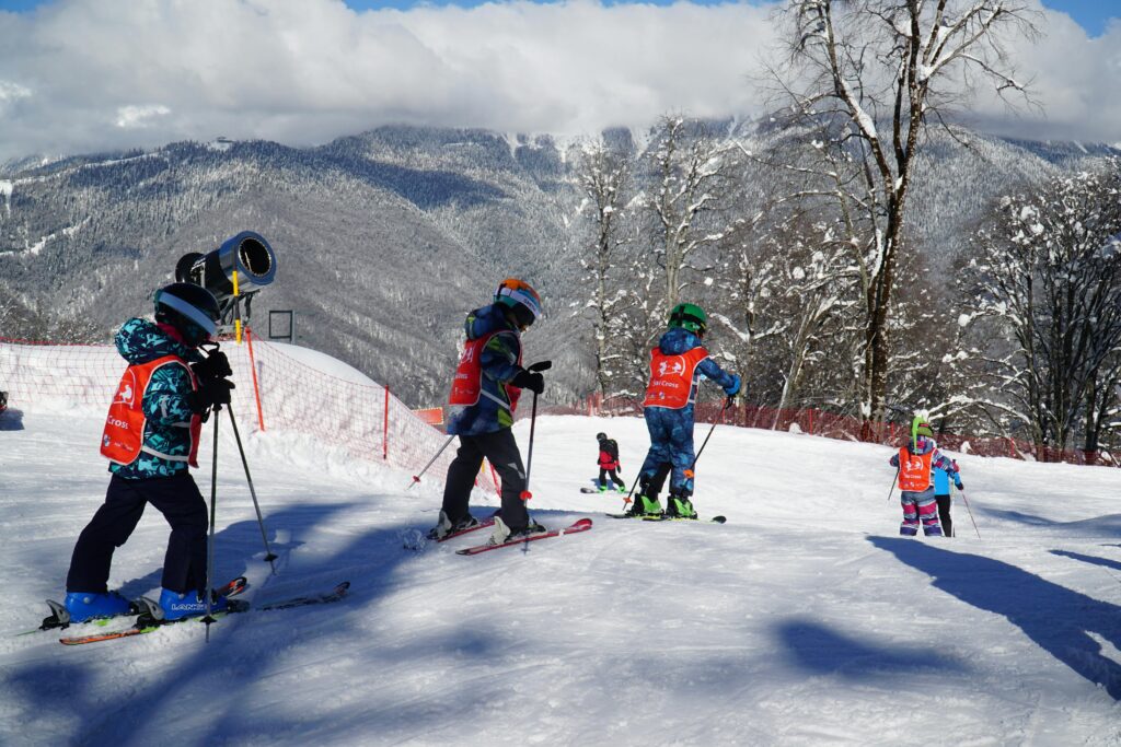 Kid's learning to ski arranded in a line.