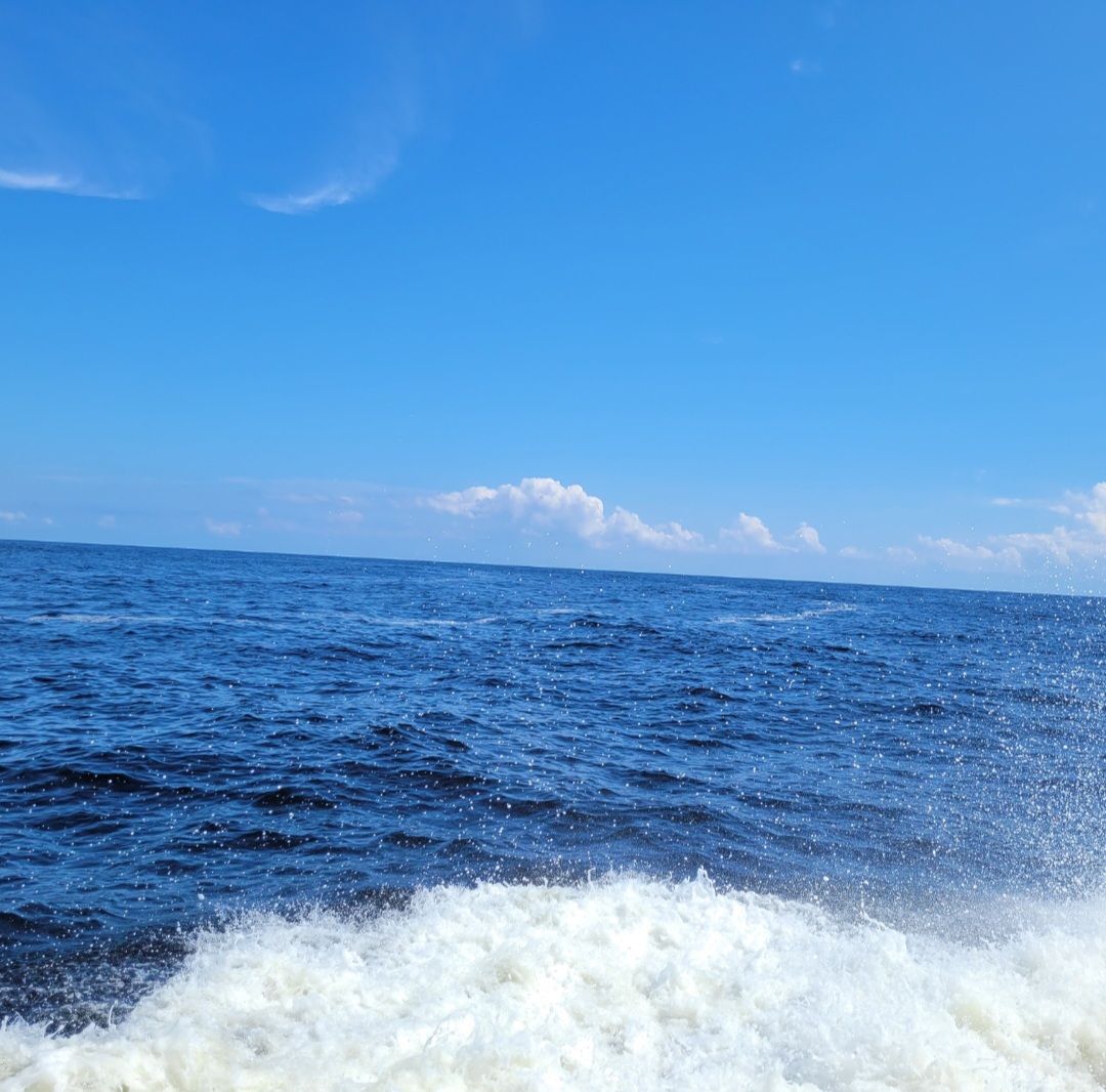 Photo of blue waters on Myrtle Beach. Best oceanfront family resorts in Myrtle Beach. 