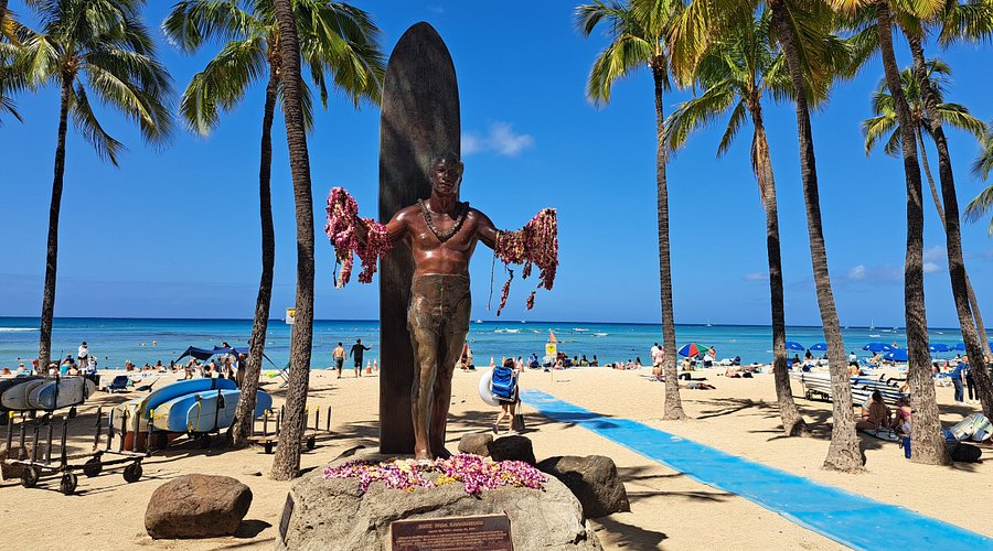 waikiki beach with statue of duke kamahamaha